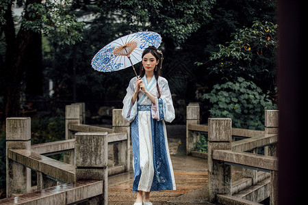 古风石桥素材中国风古风汉服美女撑伞走来背景