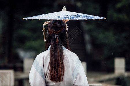 汉服元素中国风古风汉服美女雨中撑伞背影背景