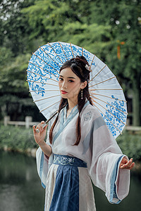 中国风古风汉服美女雨中撑伞图片