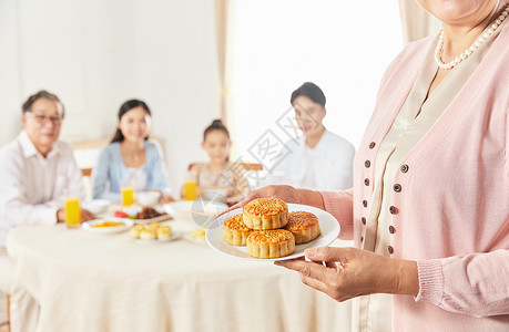 奶奶手端月饼展示高清图片
