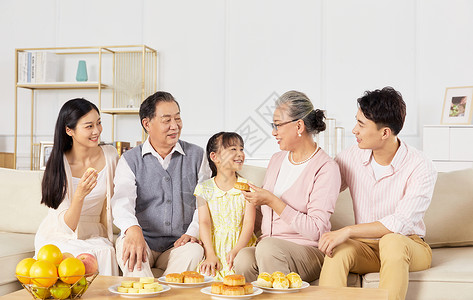 家庭聚会吃月饼中秋节家庭聚会背景