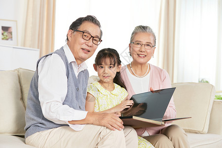 老人相册素材小女孩中秋节和爷爷奶奶翻看相册背景