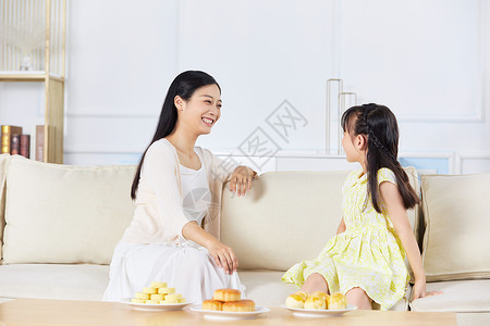 年轻妈妈和女儿聊天高清图片