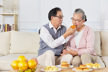 爷爷喂奶奶吃月饼高清图片