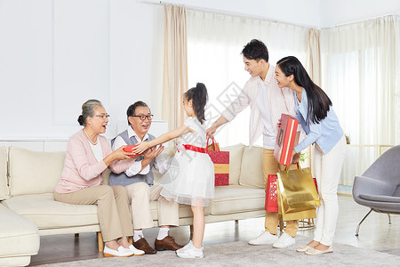 拿礼盒的老人年轻中秋节给父母送礼背景
