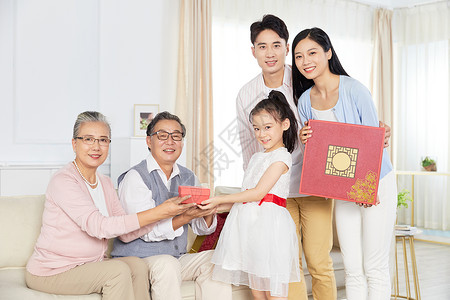 拿礼盒的老人中秋节家庭聚会背景