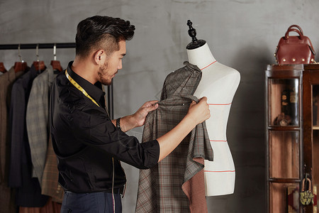 服装设计师在工作室工作纺织品高清图片素材