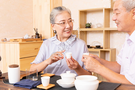 老年夫妇茶室品茶喝茶传统文化高清图片素材