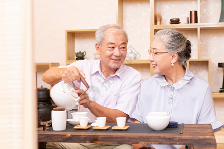 老年夫妇茶室品茶喝茶生活方式高清图片素材