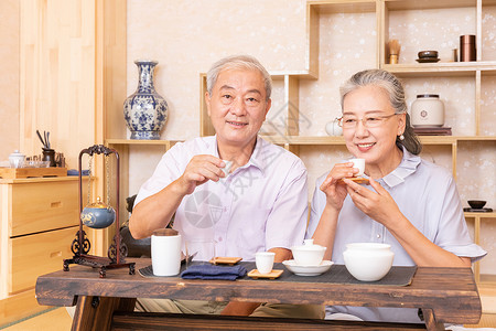 老年夫妇茶室品茶喝茶茶馆高清图片素材