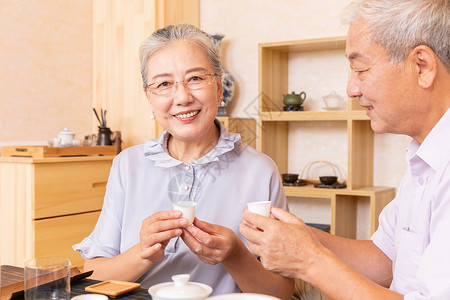 老年夫妇茶室品茶喝茶传统高清图片素材