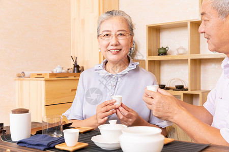 老年夫妇茶室品茶喝茶传统文化高清图片素材