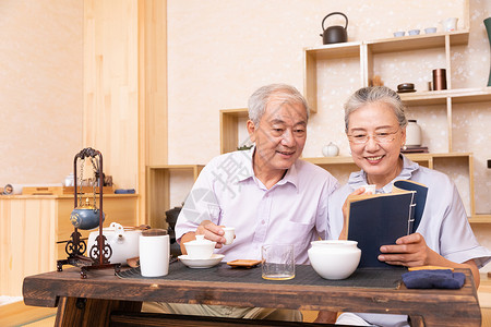 老年夫妇茶室喝茶看书图片