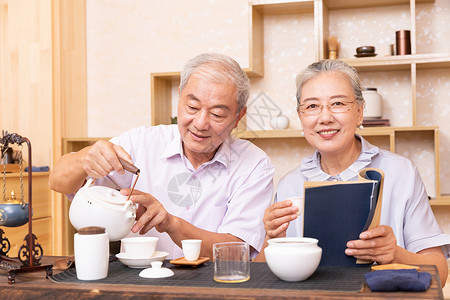 老年夫妇茶室喝茶看书图片