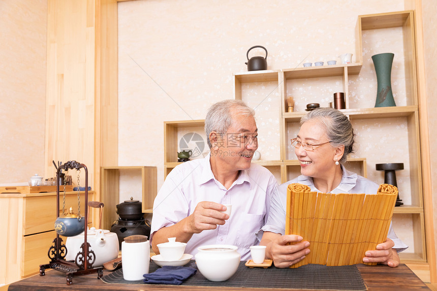 老年夫妇茶室喝茶看书图片