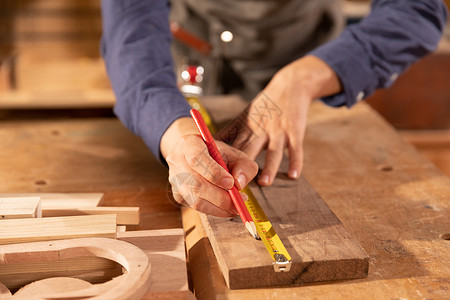 木匠男性工人测量木料图片素材