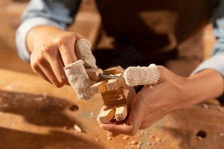 美女匠人制作木块雕刻特写高清图片