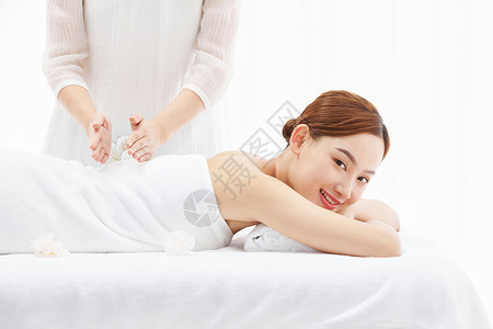 女性spa背部按摩图片