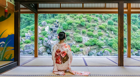 传统的日本日本和氏小屋里的和服女孩背景