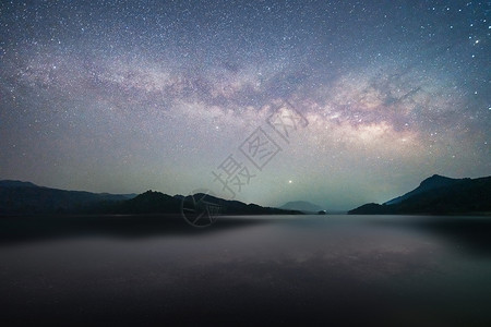 九大星系横贯夜空的璀璨银河背景