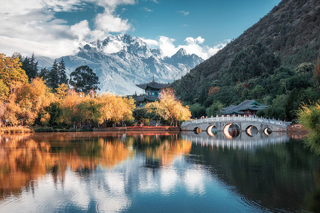 云南秋天云南丽江黑龙潭风光背景