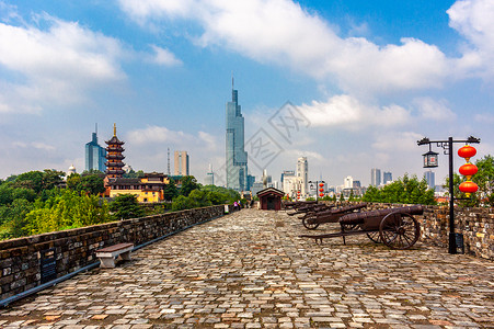 历史与现代南京城墙与紫峰大厦背景