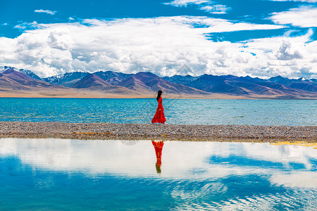 美女天空纳木措湖边的美女背景