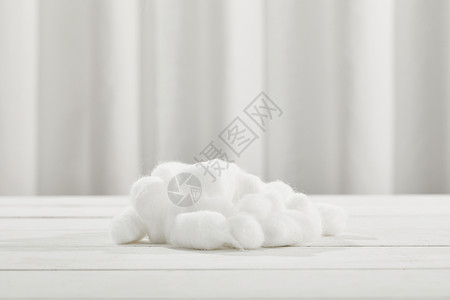 白色木板上的棉花球背景图片