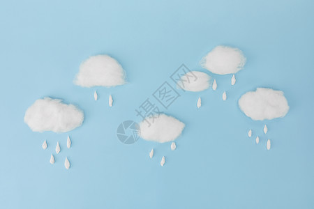 云朵形状蓝色背景上的棉花下雨创意图背景