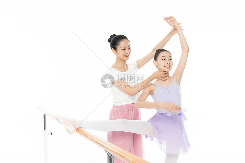 舞蹈老师帮助青少年学生压腿图片