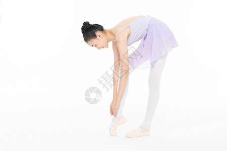 芭蕾舞蹈女孩绑鞋带图片