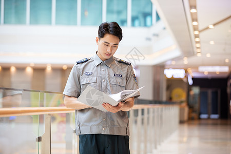 中国警察商场保安手拿文件夹巡查记录背景