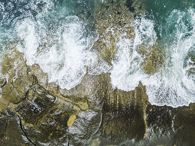 海浪撞击礁石翻腾出漂亮的浪花海滩高清图片素材