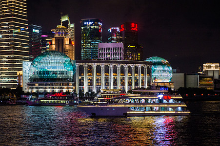 中国夜黄浦江上来往的游船和货船背景