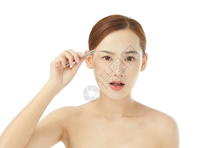 女性使用镊子修整眉形高清图片