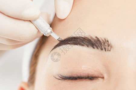 女人竖纹素材美女顾客在做纹眉背景