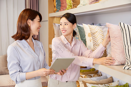 年轻女性软装店选购抱枕图片