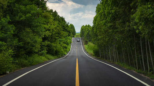 冒雨前行道路公路旅行出发背景