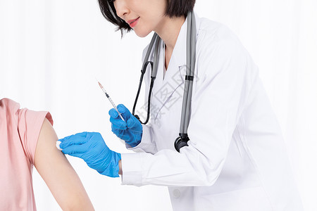 女医生使用针管女医生为患者注射疫苗背景
