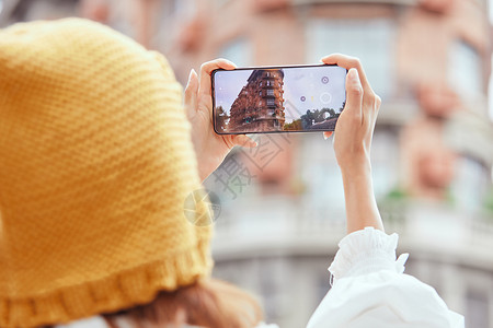 时尚旅游旅游博主手机拍照打卡特写背景