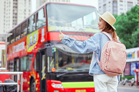 等车的女孩旅游博主户外等车背景