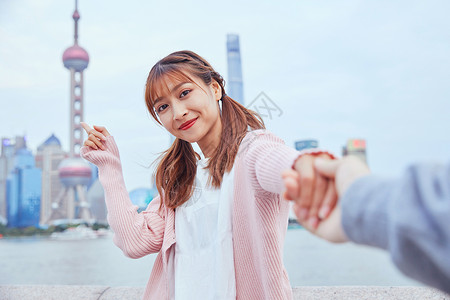 休闲外套文艺美女外滩牵手旅行背景