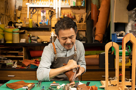 男性皮匠修理皮鞋亚洲人高清图片素材