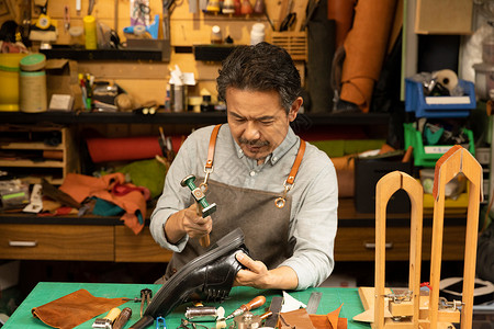 男性皮匠修理皮鞋人像高清图片素材