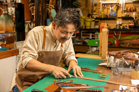 男性工匠手工制作皮带高清图片