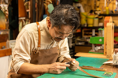 男性皮匠手工制作皮带高清图片