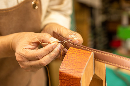 男性工匠手工定制皮带工艺高清图片素材