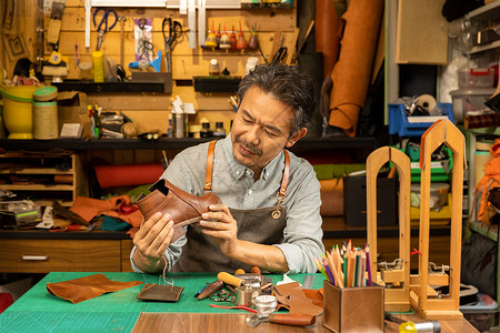 男性工匠保养护理皮鞋中国人高清图片素材