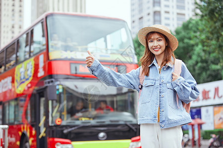 等车的女孩旅游博主户外等车背景