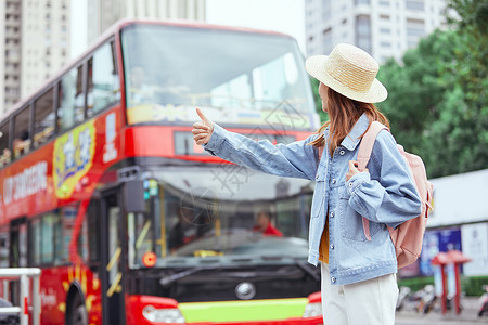 等车的女孩旅游博主户外等车背景